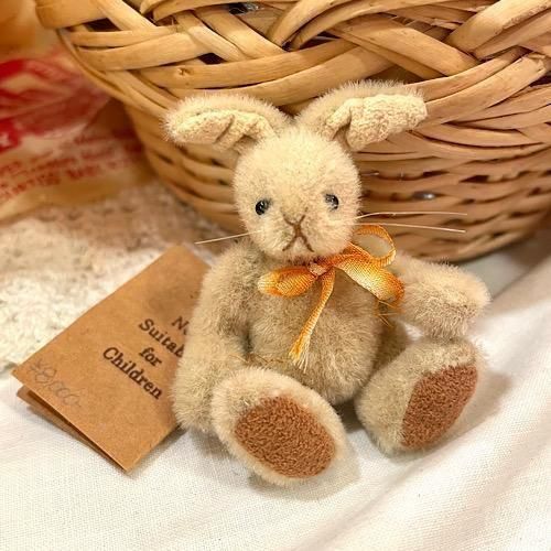 小町さえりさん作、白いウサギ 小町さえりさんのブランド ” Saeri Bear ” さんより ＊ 極小！！5.5cm