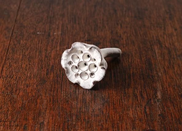 人気 品切れ商品 村上直子 箸置き 蓮 モチーフ 粉引き はしおき 和食器 食器 ハスの箸置き・shiromoegi｜村上直子 - ころは online store