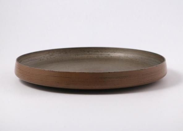 盛り皿になります。八寸を盛るのに重宝です WEB展示】盛鉢8寸 白漆＋錫｜後藤睦 - ころは online store