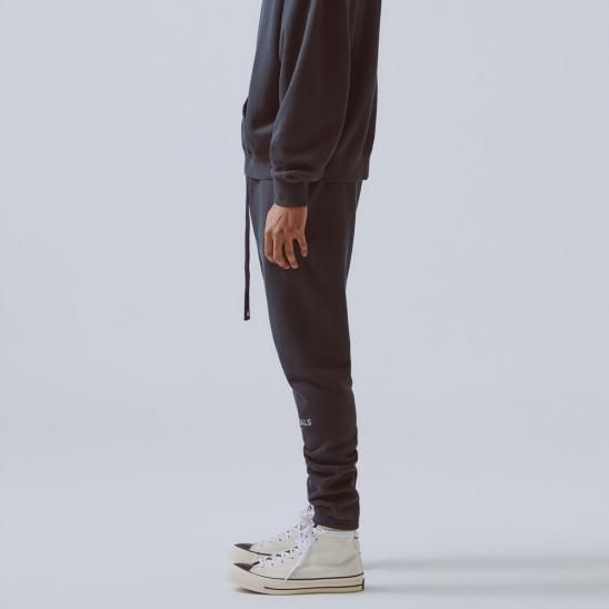 FOG ESSENTIALS | RUBBER TAG PRINT SWEATPANTS / BLACK