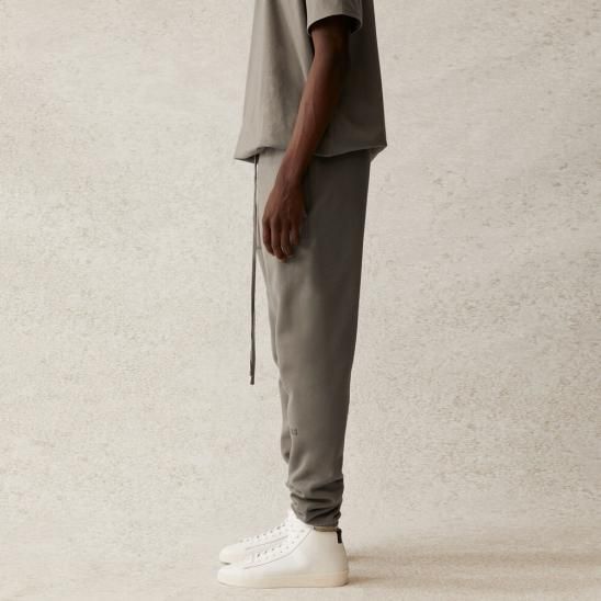 FOG ESSENTIALS | RUBBER TAG PRINT SWEATPANTS / TAPUE