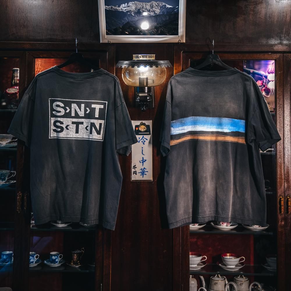 SAINT MXXXXXX(セントマイケル) 商品ページ - SS TEE SNT / BLACK SAINT MXXXXXX(セントマイケル) 商品ページ - SS TEE SNT / BLACK