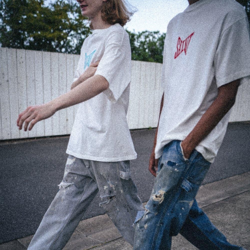 SAINT MXXXXXX | SS TEE RIBON SAINT / WHITE X BLUE