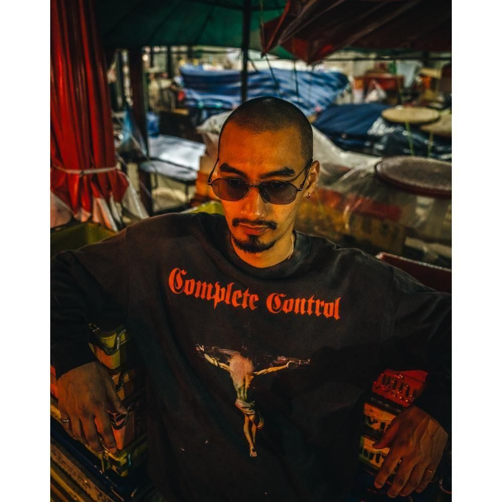 SAINT MXXXXXX | KK_LS TEE COMPLETE CONTRL / BLACK