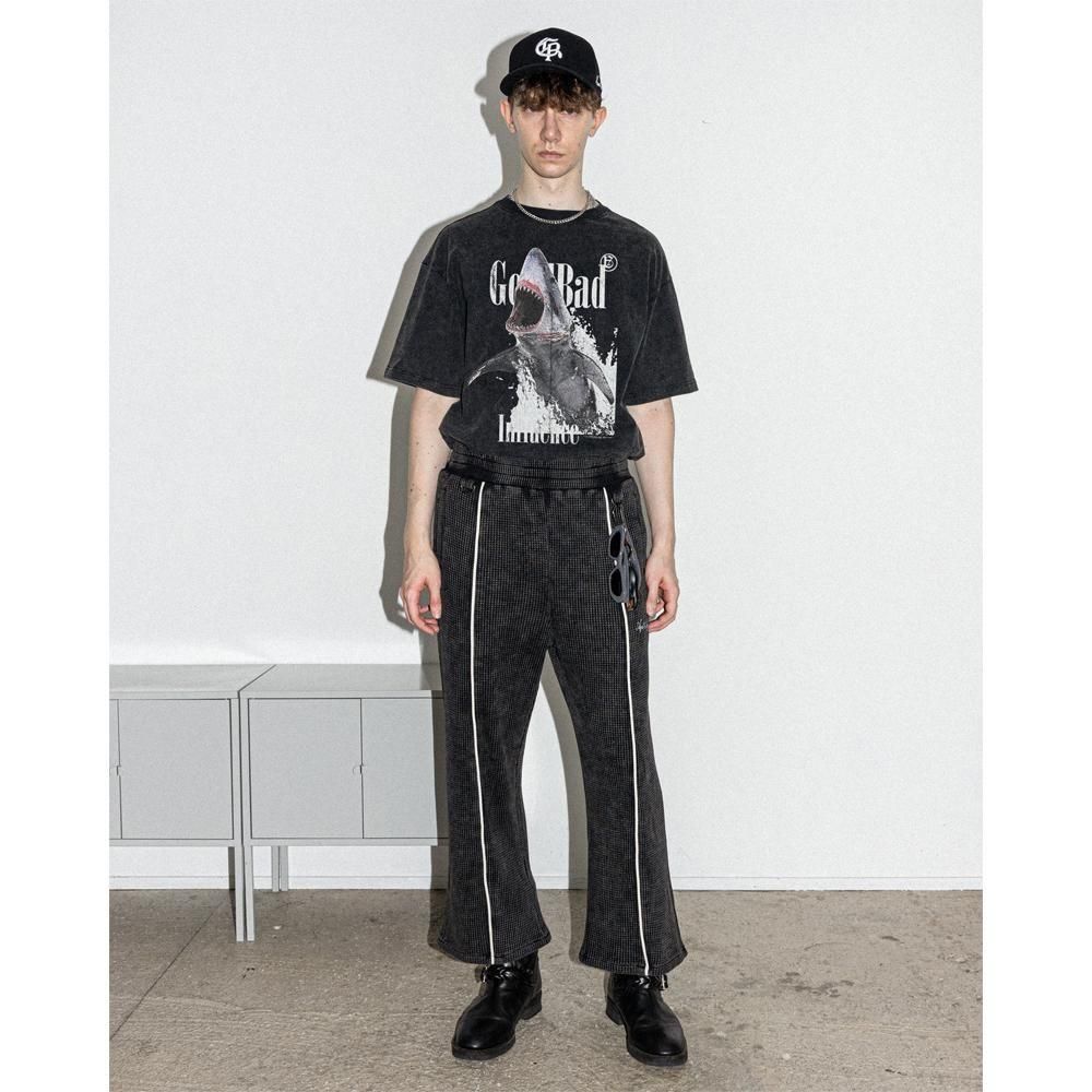 A GOOD BAD INFLUENCE | SHARK T-SHIRT / BLACK