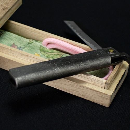 鍛造　肥後　小刀　乱刃　木製箱付属　美品 楽天市場】小刀 和鉄乱刃木目肌 剣型 肥後小刀(大）桐箱入