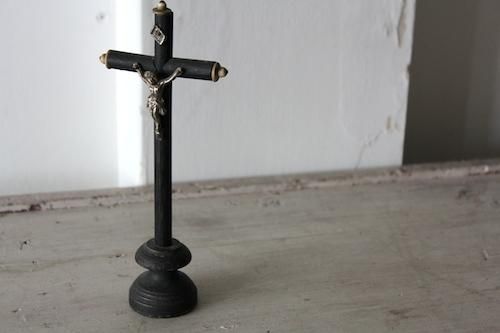 キリスト金属オブジェ付き十字架 - L'atelier Brocante / ラトリエ