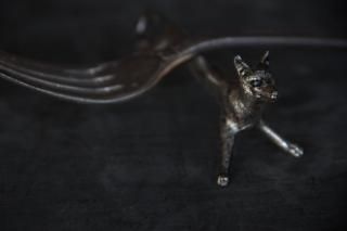 狼モチーフのカトラリーレストE