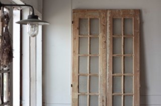 型板ガラス窓入り木製ドア