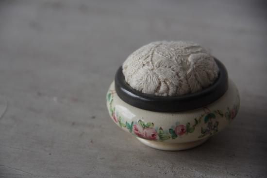 古い刺繍入りピンクッション／針山 - L'atelier Brocante