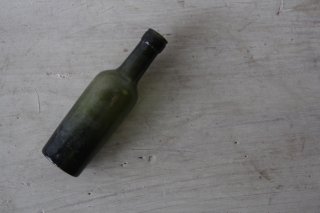 古びた苔色のミニボトルE