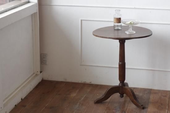 丸天板の三つ足ミニテーブル L Atelier Brocante ラトリエブロカント フランスアンティーク 家具 建具 雑貨 小物 服飾 古物 古布 皿 陶器 民芸 丸天板の三つ足ミニテーブル L Atelier Brocante ラトリエブロカント フランスアンティーク 家具 建具 雑貨 小物 服飾 古物 古布 皿 陶器 民芸