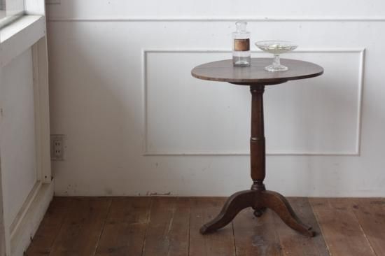 丸天板の三つ足ミニテーブル - L'atelier Brocante / ラトリエ 丸天板の三つ足ミニテーブル - L'atelier Brocante / ラトリエ