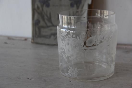 薔薇柄 サンドブラスト装飾のガラスポット - L'atelier Brocante