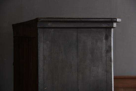 黒い木製キャビネット ガラス扉付き　アンティーク　収納棚　食器棚 楽天市場】ガラスキャビネット アンティーク 木製 食器棚 飾り棚