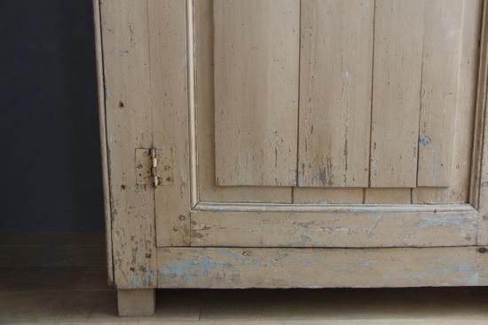 ガラス扉の木製3段キャビネット - L'atelier Brocante