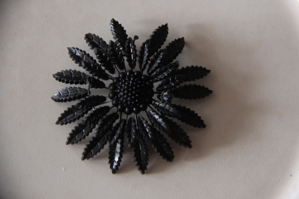フランスアンティーク 黒花ブローチG - L'atelier Brocante フランスアンティーク 黒花ブローチG - L'atelier Brocante