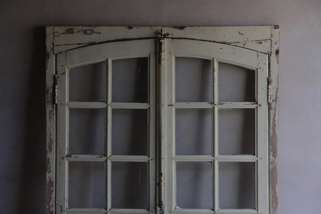 木製のアーチ窓 | フランスのアンティーク枠付き窓 - L'atelier