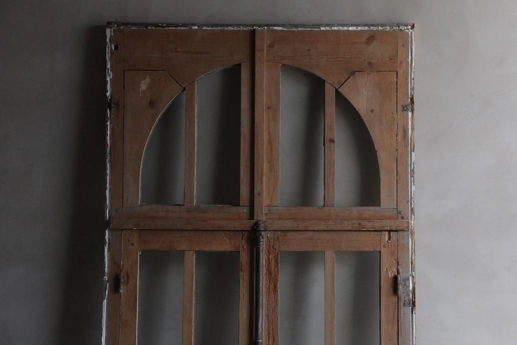 フランスアンティーク グレモン錠の枠付きアーチ窓 | 美しい