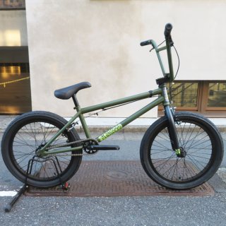 <img class='new_mark_img1' src='https://img.shop-pro.jp/img/new/icons25.gif' style='border:none;display:inline;margin:0px;padding:0px;width:auto;' />FIT BIKE 2023 STR MATTE ARMY GREEN 20インチ BMX  完成車 ペグ4本付き