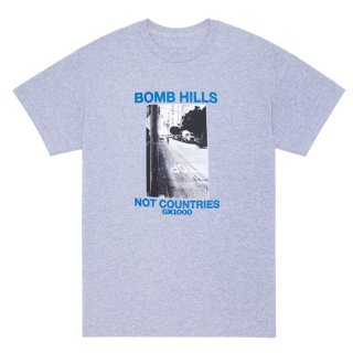 <img class='new_mark_img1' src='https://img.shop-pro.jp/img/new/icons1.gif' style='border:none;display:inline;margin:0px;padding:0px;width:auto;' />GX1000 Tシャツ BOMB HILLS NOT COUNTRIES  TEE SPORTS GREY