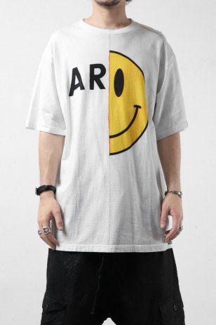 OVER THE STRiPES "ARMY" "SMILE" Print T-Shirt (WHITE)