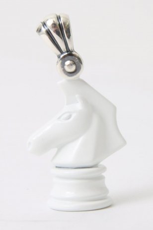 <img class='new_mark_img1' src='https://img.shop-pro.jp/img/new/icons20.gif' style='border:none;display:inline;margin:0px;padding:0px;width:auto;' />PUERTA DEL SOL WHITE CHESS KNIGHT PENDANT TOP PE021WT