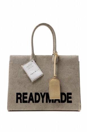 <img class='new_mark_img1' src='https://img.shop-pro.jp/img/new/icons8.gif' style='border:none;display:inline;margin:0px;padding:0px;width:auto;' />READYMADE SHOPPING BAG 40 LOGO (WHITE)