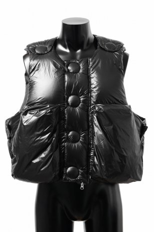 <img class='new_mark_img1' src='https://img.shop-pro.jp/img/new/icons1.gif' style='border:none;display:inline;margin:0px;padding:0px;width:auto;' />READYMADE DOWN VEST (BLACK)