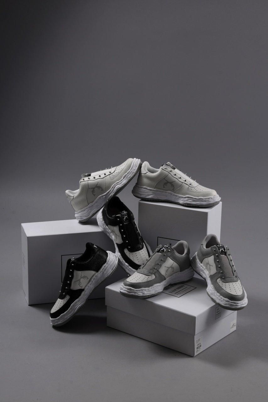 roarguns x MAISON MIHARA YASUHIRO SNEAKER (BLACK x WHITE roarguns x MAISON MIHARA YASUHIRO SNEAKER (BLACK x WHITE