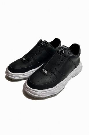 <img class='new_mark_img1' src='https://img.shop-pro.jp/img/new/icons8.gif' style='border:none;display:inline;margin:0px;padding:0px;width:auto;' />roarguns x MAISON MIHARA YASUHIRO SNEAKER (BLACK x BLACK)