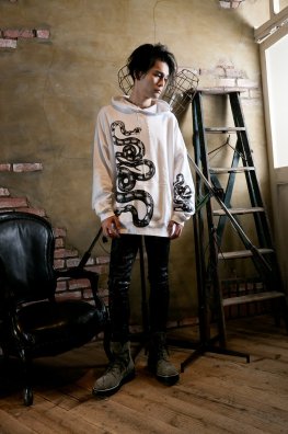 <img class='new_mark_img1' src='https://img.shop-pro.jp/img/new/icons5.gif' style='border:none;display:inline;margin:0px;padding:0px;width:auto;' />TT collaboration Snake  Printed Chain Hoodie 