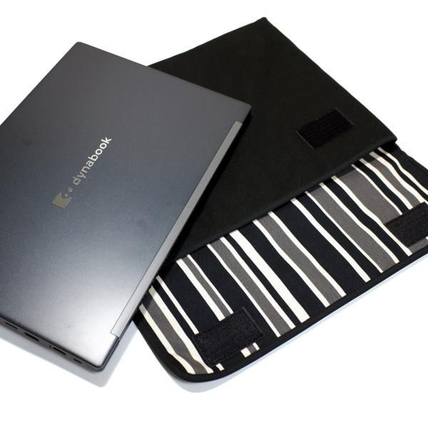 ノートスリーブ ブラック×ブラック dynabook 13.3 インチ ケース 「FILO」(ブラック・カーボンストライプ