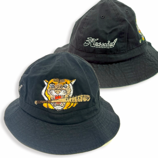 <img class='new_mark_img1' src='https://img.shop-pro.jp/img/new/icons56.gif' style='border:none;display:inline;margin:0px;padding:0px;width:auto;' />Tiger and barbed wire Bucket hat