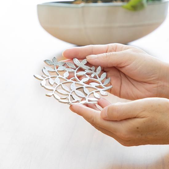 錫 小皿 リーフ 白加工 [No.1090-1]｜薩摩錫器工芸館