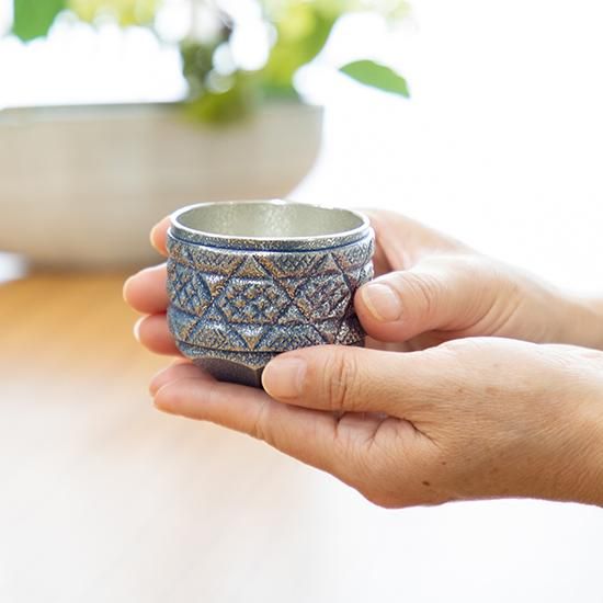 錫 切子ぐい呑み 藍吹雪漆加工 80ml [No.99B]｜薩摩錫器工芸館