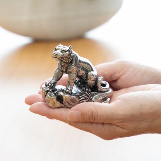 錫 置物 干支 とら（寅） 黒漆加工 [No.186A-3]｜薩摩錫器工芸館
