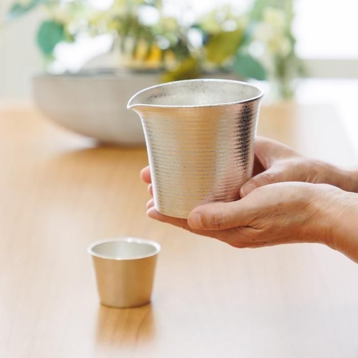 片口 白釉 流し掛釉 木箱 江戸 大片口 酒器 銘なし 片口金巻き冷酒器 白 ☆贈答用木箱／公式オンライン限定☆ – や