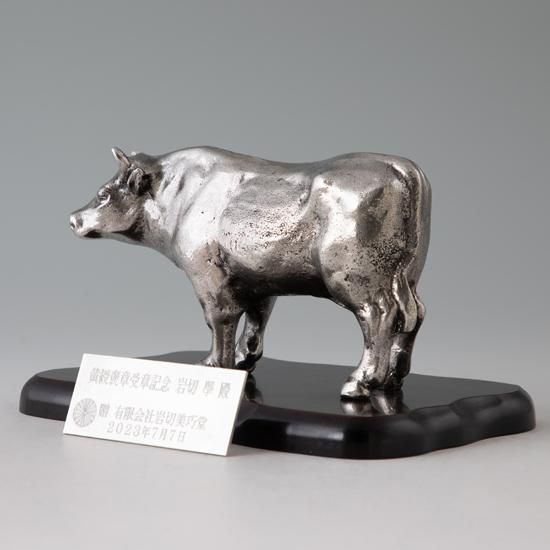 干支置物　牛 錫 置物 干支 うし（丑） 記念プレート付・ガラスケース入 黒漆加工