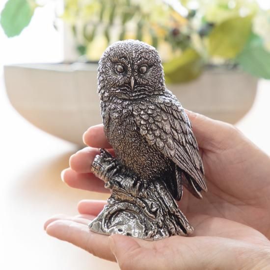 木製フクロウの置物 黒色台座付き