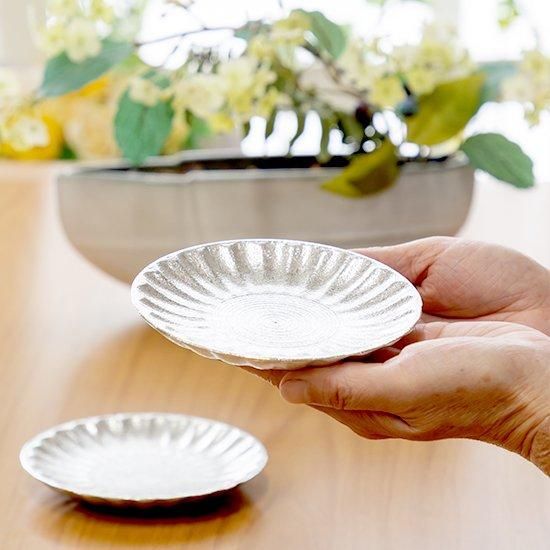 錫 小皿 菊 白加工 2枚セット 直径12cm [No.2024-5-5-2]｜薩摩錫