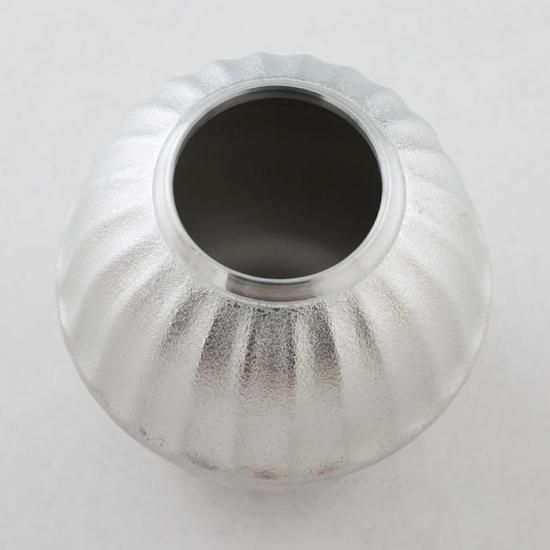 錫 花器 花瓶 菊模様 白加工 [No.25-1-11]｜薩摩錫器工芸館