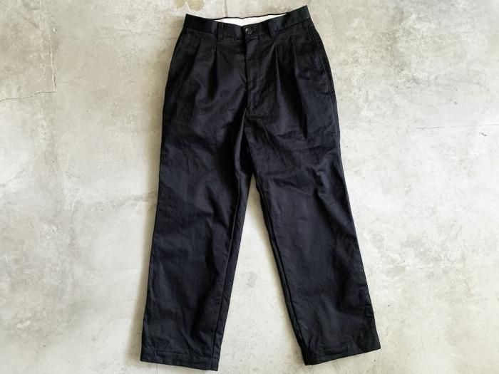 two tuck chino pants / NAVY