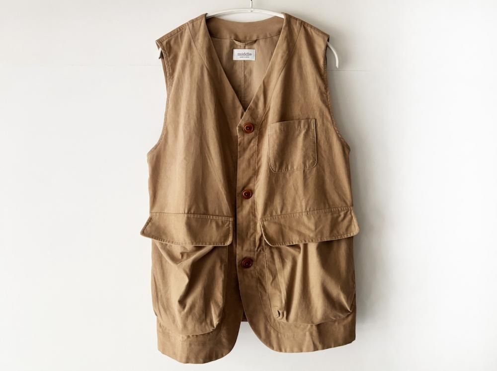 <img class='new_mark_img1' src='https://img.shop-pro.jp/img/new/icons8.gif' style='border:none;display:inline;margin:0px;padding:0px;width:auto;' />corduroy hunting vest / BEIGE