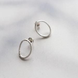 <img class='new_mark_img1' src='https://img.shop-pro.jp/img/new/icons13.gif' style='border:none;display:inline;margin:0px;padding:0px;width:auto;' />Jona / yubiwa pierces 17mm white