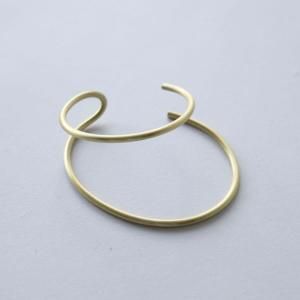 <img class='new_mark_img1' src='https://img.shop-pro.jp/img/new/icons13.gif' style='border:none;display:inline;margin:0px;padding:0px;width:auto;' />_Fot / round wire bangle _ move brass