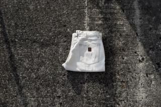 MAGIC NUMBER / WASHED BLEACH TUCK DENIM PANTS(BLEACH)