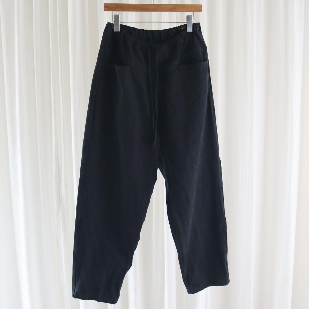 COMOLI ブラックドリル テーパードパンツ - DIMPLE