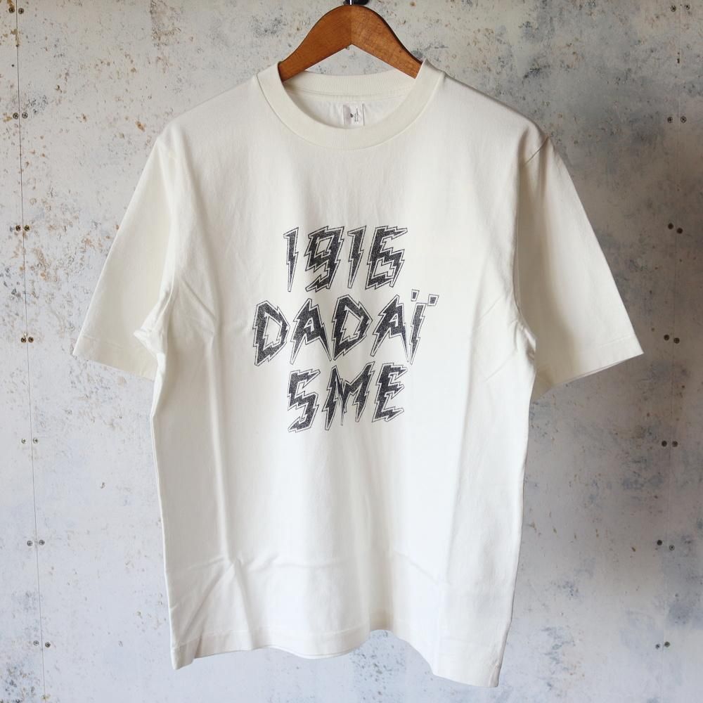 <img class='new_mark_img1' src='https://img.shop-pro.jp/img/new/icons20.gif' style='border:none;display:inline;margin:0px;padding:0px;width:auto;' />[30%OFF]  blurhmsROOTSTOCK  DADAISME Print Tee STANDARD (2 COLORS)