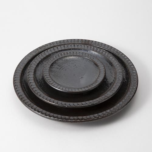 やちむん 幸陶器 しのぎ6寸皿 黒 - やちむん・琉球ガラスなどの